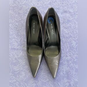 Nine West Metallic Taupe Leather Pump Size 7.5